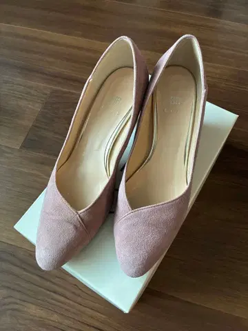 EIZO 스웨이드 펌프스