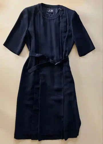 SOIR 블랙 무릎 기장 원피스 7부 소매