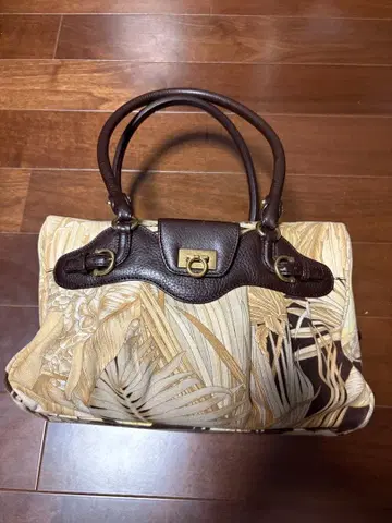 페라가모 잎 패턴 핸드백