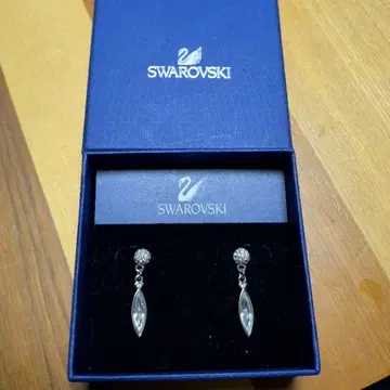 Swarovski 실버 드롭형 귀걸이