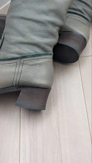 그레이 가죽 롱 부츠 중간 힐