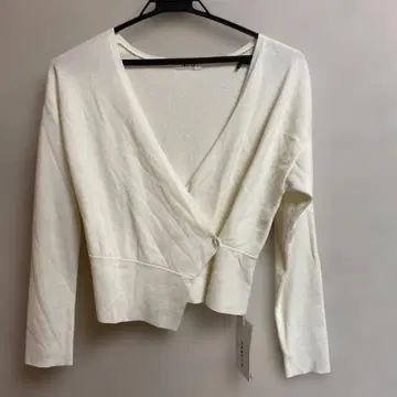 새상품 택 포함 FRAY I.D 화이트 크롭 랩 탑