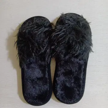 퍼 소재 블랙 슬라이드 샌들