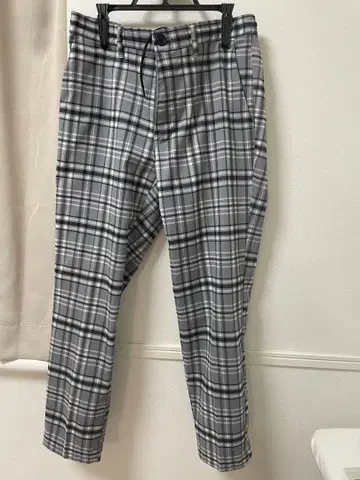 그레이 체크 무늬 앵클 기장 슬랙스