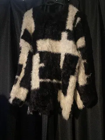 CIVARIZE 크로스 패턴 샤기 니트