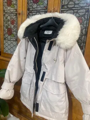 새하얀 복슬복슬 퍼 달린 다운 자켓