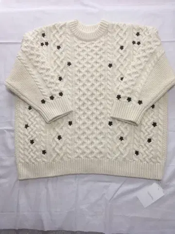 새상품  Flower cable knit 화이트