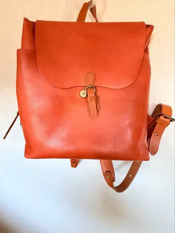 오렌지 가죽 백팩