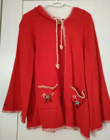 빨간색 후드 부착 니트 꽃무늬 자수 가디건 판초풍