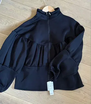 블랙 노카라 자켓 벌룬 슬리브