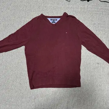 TOMMY HILFIGER 버건디 V넥 스웨터