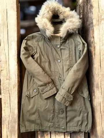 퍼 달린 올리브 모즈 코트