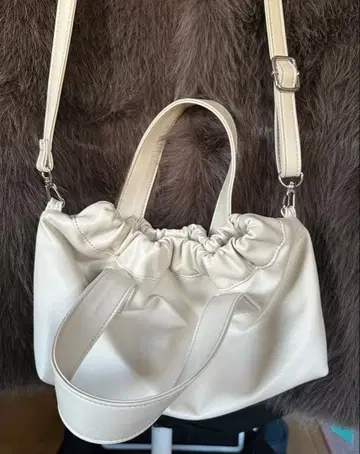 화이트 개더 숄더백