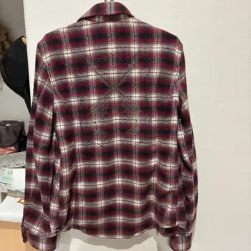 빨간색과 화이트 체크 무늬 플란넬 셔츠