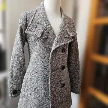 그레이 계열 트위드 더블 브레스트 코트