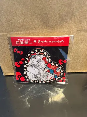 갸루 토미에 x 헬로키티 메탈 하트 배지 이토 준지 산리오