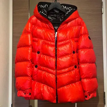 MONCLER 빨간색 다운 자켓 후드 부착