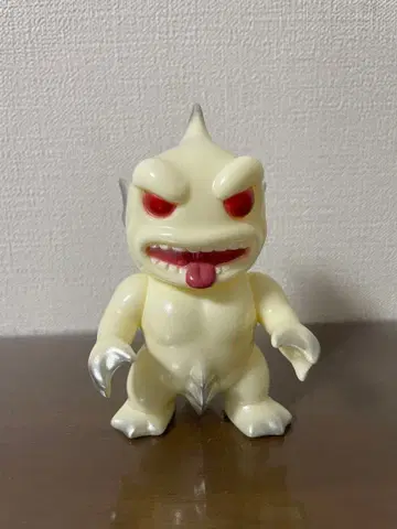 크림색 괴수 피규어