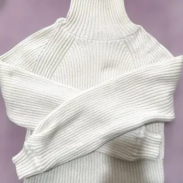 화이트 하이넥 스웨터 두꺼운 L 스웨터 소매 절개 엘레강트