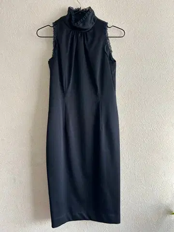 블랙 슬리브리스 무릎 기장 원피스