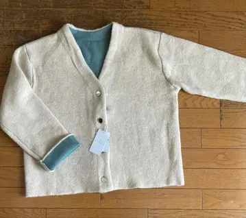 아이보리 버튼 포함 V넥 가디건