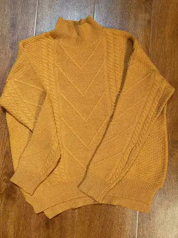 머스타드 케이블 짜임 하이넥 스웨터