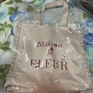 딸기신문 프릴 토트백 핑크 베이지