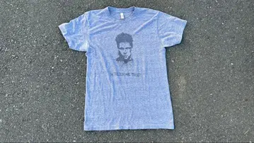 브래드 피트 그레이 프린트 T셔츠