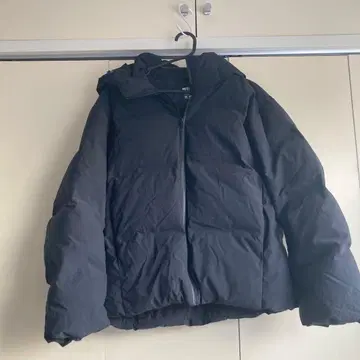 유니클로 심리스 다운 숏 자켓 블랙