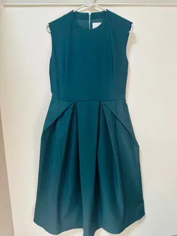 Mila Owen 슬리브리스 무릎 기장 원피스 다크 그린