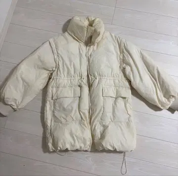 크림색 다운 자켓 볼륨 슬리브