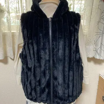 후드 부착 블랙 퍼 베스트