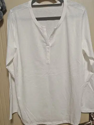 화이트 넥 긴팔 T셔츠