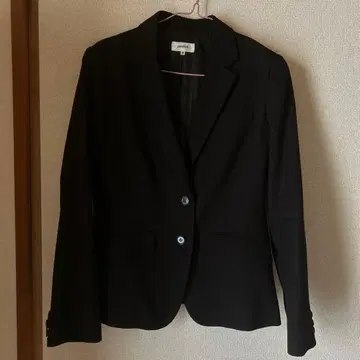 테일러드 자켓과 스커트 수트