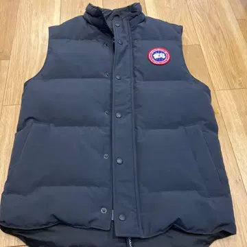 정품 새상품급 CANADA GOOSE 블랙 다운 베스트