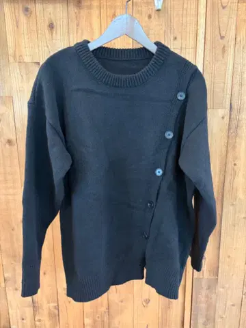 버튼 달린 니트 스웨터