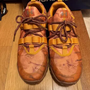 오렌지 브라운 스트랩 스니커즈