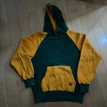 그린과 옐로우 컬러의 후드 부착 후드티