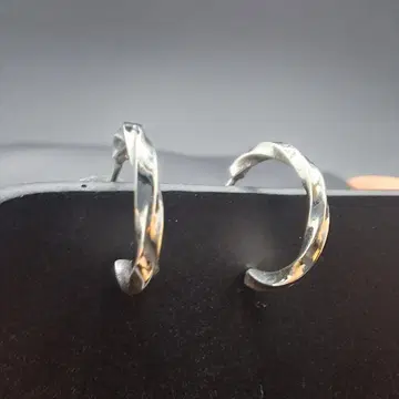 실버 트위스트 디자인 후프 귀걸이