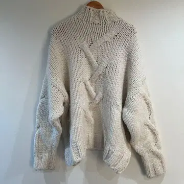 아이보리 케이블 니트 하이넥 스웨터