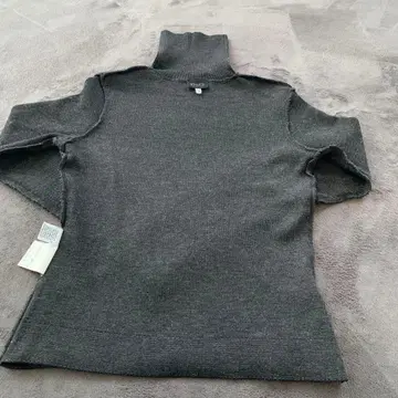 다크 그레이 터틀넥 니트