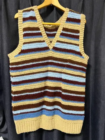 멀티 컬러 스트라이프 슬리브리스 니트