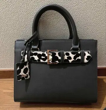 레오파드 무늬 스트랩이 달린 블랙 숄더백