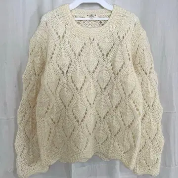 화이트 니트 스웨터