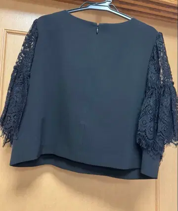 블랙 레이스 플레어 슬리브 상의