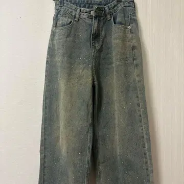 비쥬가 달린 라이트 블루 데님