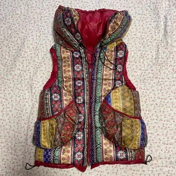 패턴 들어간 빨간색 다운 베스트 후드 부착