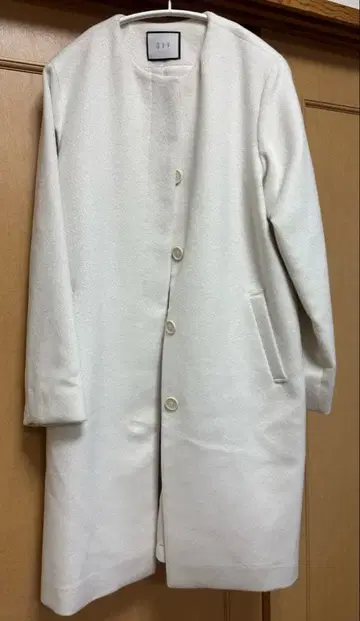 화이트 롱 코트 버튼 포함