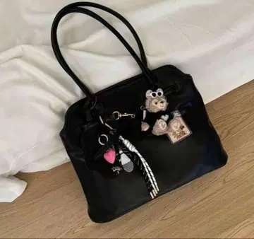 블랙 숄더백 참 포함