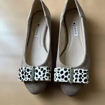 DIANA 그레이 스웨이드 플랫슈즈